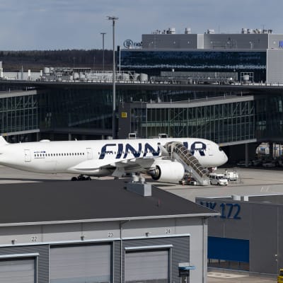 Finnairin lentokone lentoaseman edustalla.