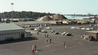 Färgbild från 1966 över bilhamn i Sumparn.