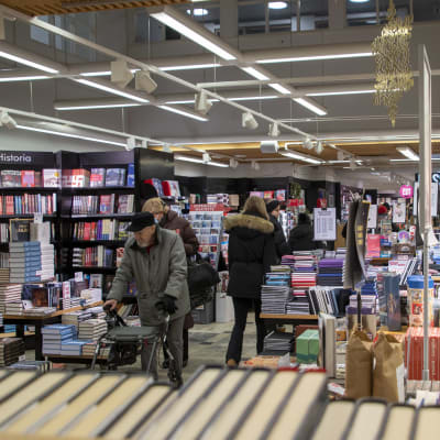 Julhandel i en bokaffär i Borgå.