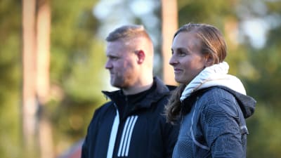Mikael Kock och frun Ann-Sofie ser på döttrarnas fotbollsträning.