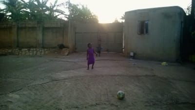Barn spelar fotboll i afrika