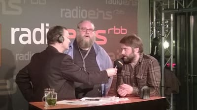 Gunnar Jónsson och Dagur Kári intervjuas för tysk radio inför livepublik på en biografbar några minuter före midnatt