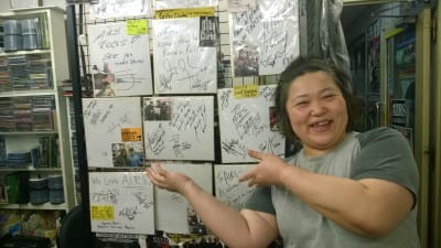 Försöljare och autografer i musik-dvd affär i Tokyo
