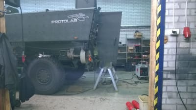 PRotolab har utvecklat ett pansarfordon för manskapstransport i ett garage i Pojo.