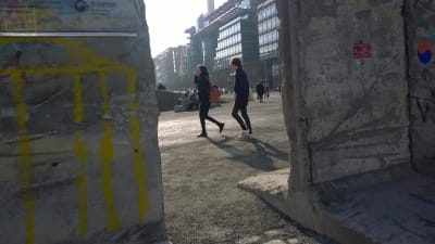 Två bitar av den gamla Berlinmuren.