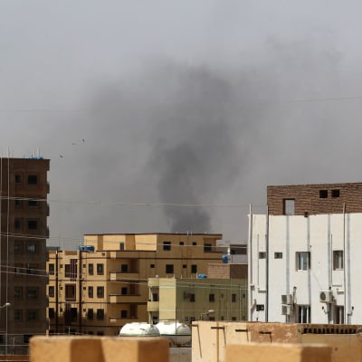 Det var flera rökmoln som sågs stiga över Sudans huvudstad Khartum under lördagens samman drabbningar. 