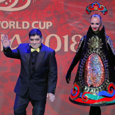 Diego Maradona gör sig redo för att lotta grupperna.