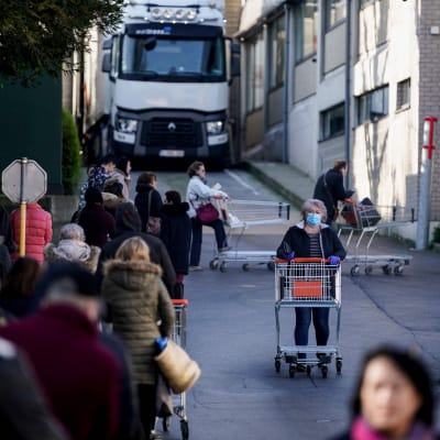 Det är tillåtet att handla mat i Belgien men mängden kunder som släpps in samtidigt begränsas. De kunder som inte ryms in får köa utanför.