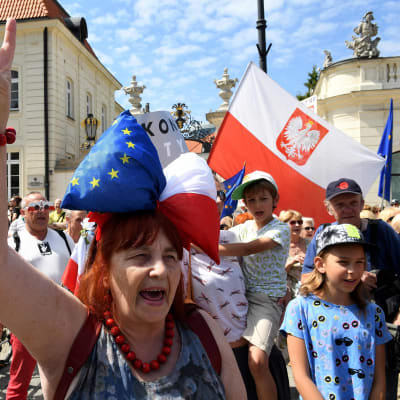 Demonstranter utanför presidentpalatset i Warszawa 24.7.2017.