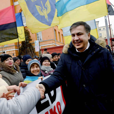 Den ukrainska oppositionsledaren Micheil Saakasjvili skakar hand med sina anhängare under en protestmarsch riktad mot presidenten. Kiev 4.2.2018.