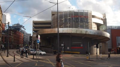 En bild på fasaden på Arndale Centre i Manchester.