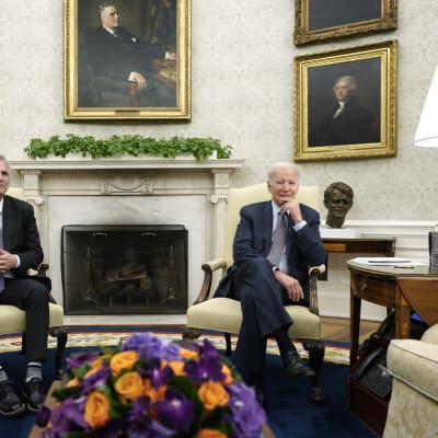 Kevin McCarthy ja Joe Biden tapaamisessa.
