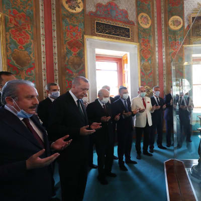 Erdogan ja joukko muita miehiä sisällä Hagia Sofiassa rukoilemassa.