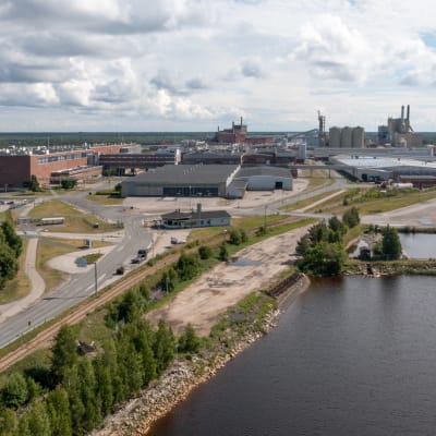 Ilmakuva Stora Enson Veitsiluodon tehdasalueesta.