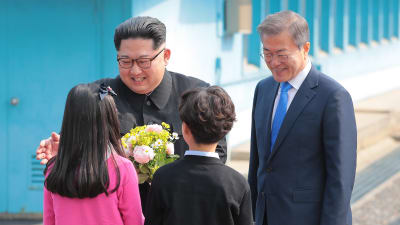 Sydkoreanska barn välkomnar Nordkoreas ledare Kim Jong-Un i Panmunjom. 