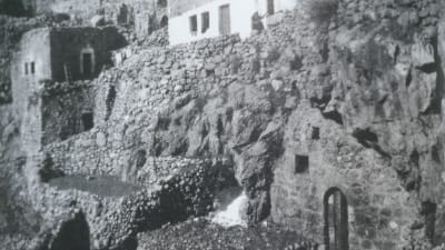 Husen i byn Artas "kryper" upp för den branta sluttningen. Hilma Granqvist bodde här 1925-31 och 1959.