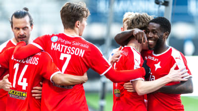 HIFK firar efter ett mål.
