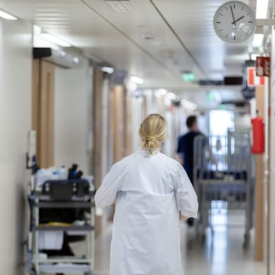 Sjukskötare i korridor
