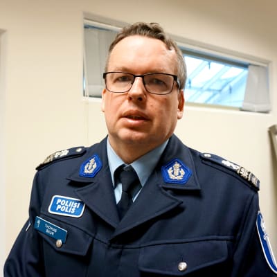 Polis i uniform.