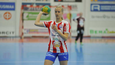BK-46:s Nicolina Nynäs kastar bollen.
