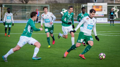 IFK M:s Aleksei Kangaskolkka springer med bollen.