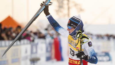 Remi Lindholm firar vid målområdet i Ruka.
