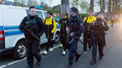 Dortmunds spelare förs bort av polisen efter attentatet.