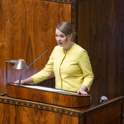 Katri Kulmuni i talarstolen i riksdagens plenisal