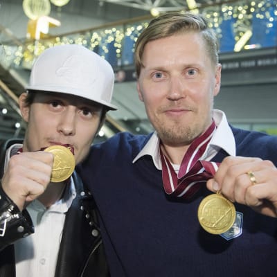 Peter Kotilainen och Mika Kohonen visar upp sina VM-guld.