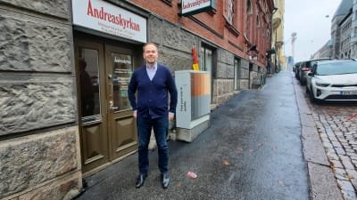 Markus Österlund fotograferad utanför Andreaskyrkan.