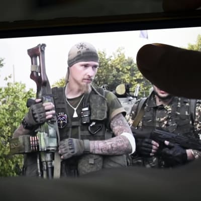 En rysk man misstänkt för terrorism fotograferad via en mobiltelefonskärm.