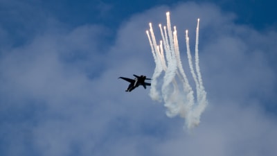 En F-18 Hornet från finska flygvapnet demonstrerar facklor (flares)