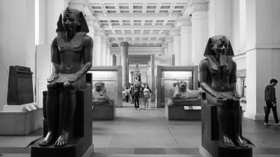 Egyptiska statyer på British museum. Svartvitt foto.