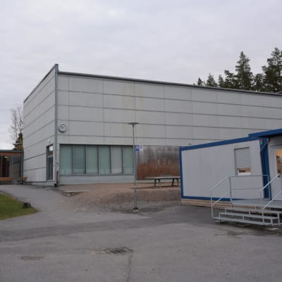 Baksidan av Sundom skola.