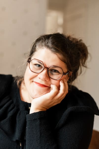 porträttbild av kvinna med glasögon