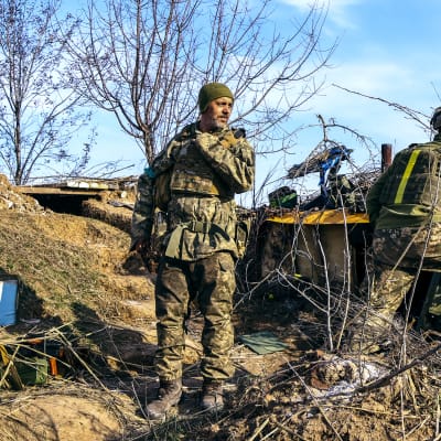 Ukrainalaissotilaita lähellä Bahmutin kaupunkia, missä taistelut ovat jatkuneet jo kuukausia.