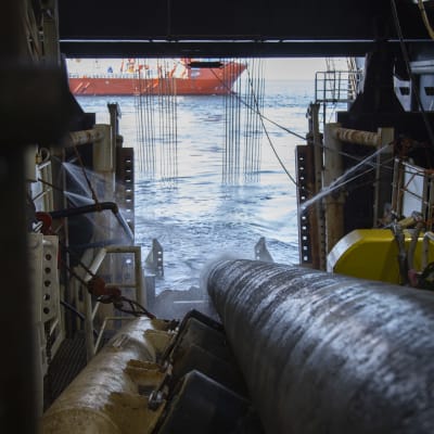 En undervattensgasledning läggs ner på havsbottnet från ett fartyg.