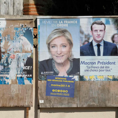 Valaaffischer i Toulouse för Marine Le Pen och Emmauel Macron