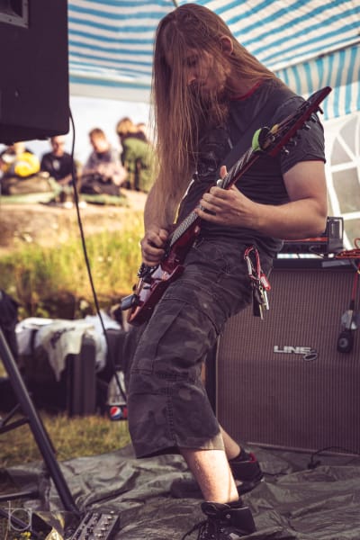 Man spelar gitarr