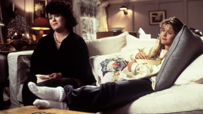 Becky (Rosie O'Donnell) och Annie (Meg Ryan) sitter i soffan och ser om filmen An affair to remember.
