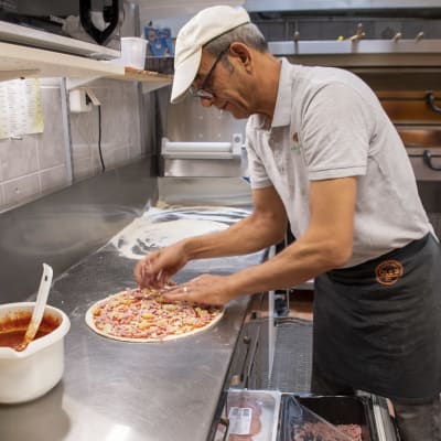 Mahrous Elshawadfi tillreder pizza.