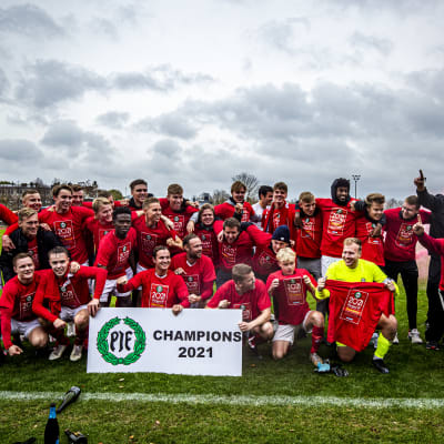 Piffens fotbollslag firar avancemanget till division 1