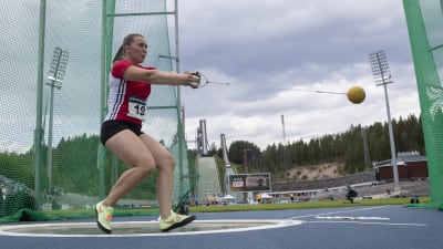 Charlotta Sandkulla kastar slägga i FM 2023.