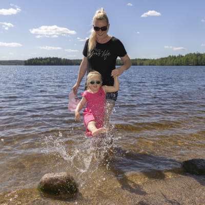 Laura Lievonen rannalla lapsensa Alma Toivosen kanssa.