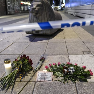 Ljus och blommor på nära Åhléns efter attacken i Stockholm den 7 april