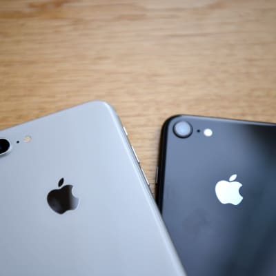 Närbild av två mobiltelefoner som tillverkats av Apple.