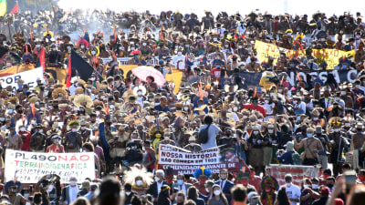Massdemonstration för ursprungsbefolkningens rättigheter i Brasilien.