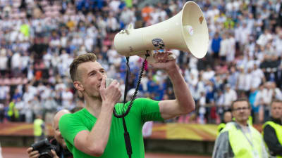 Lukas Hradecky talar i en megafon.
