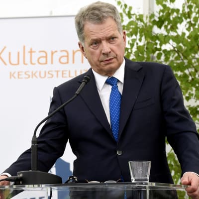 President Sauli Niinistö står bakom ett podium.