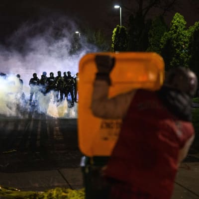 Den här bilden togs utanför polisstationen i Minneapolis-förorten Brooklyn Center på söndag kväll, men liknande scener utspelades där också på måndag kväll, lokal tid. 